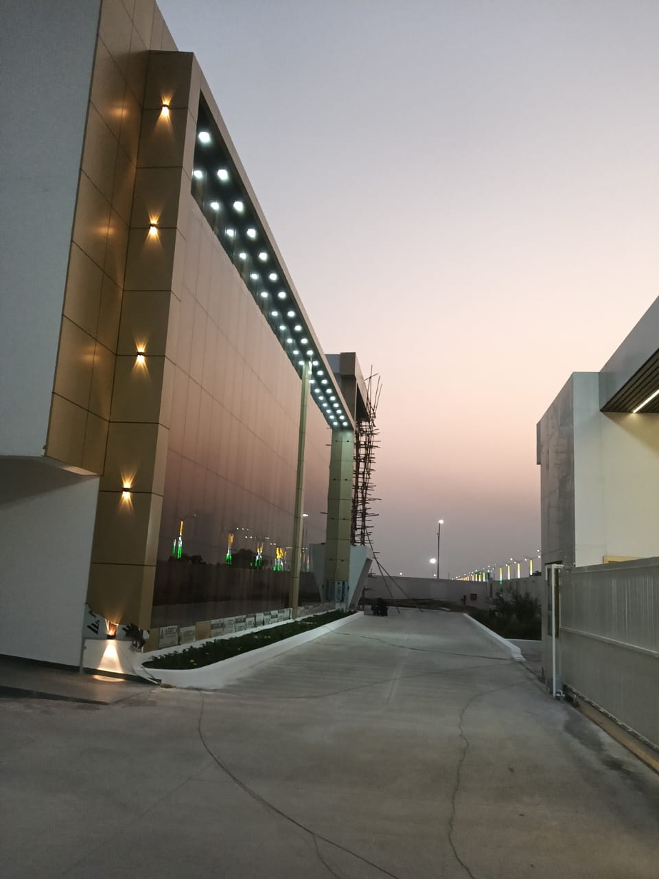 Side elevation – continuous glazing